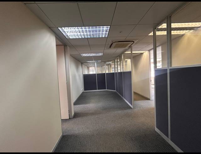 427M² OFFICE TO LET IN LYME PARK